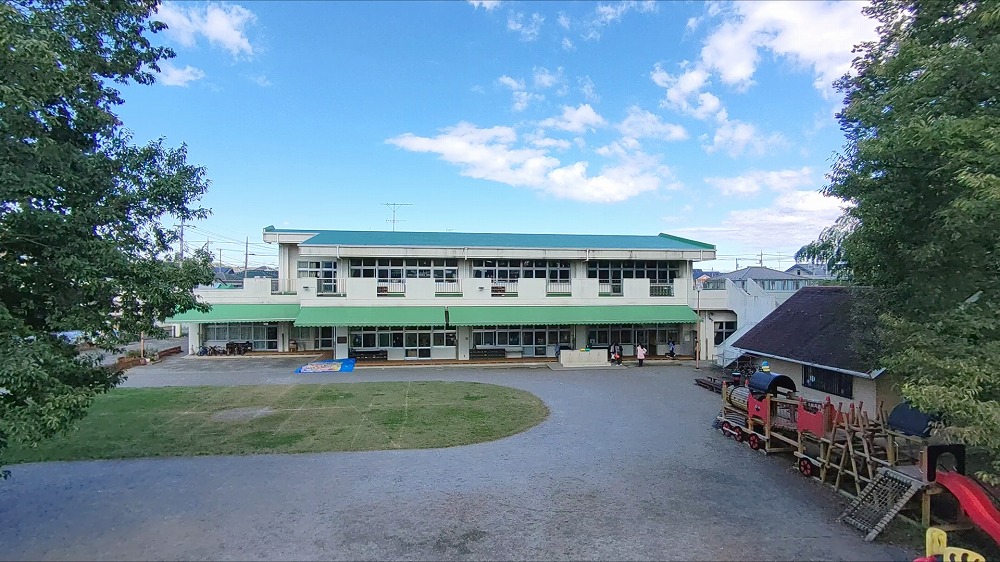 園庭から見た園舎